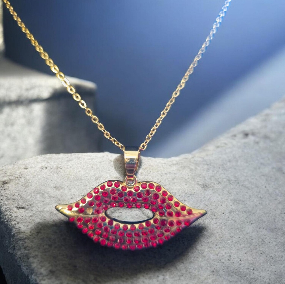 CATO MGold and Pink Lip Pendant Necklace.